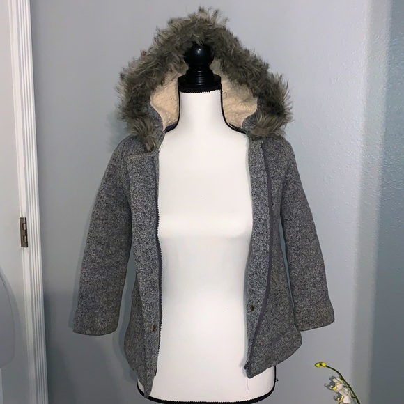 Girls Old Navy Gray Faux Fur Jacket, Size 6/7 - Picture 3 of 6
